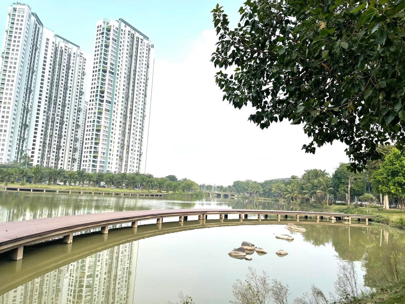 Cầu gỗ ở quảng trường Marina là điểm đến ưa thích của cư dân.
