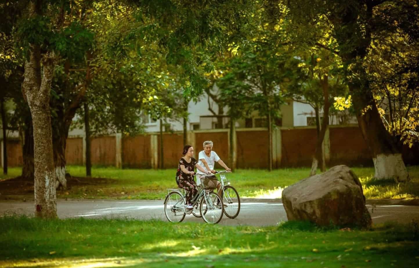 Người cao tuổi sống tại khu đô thị xanh Ecopark.
